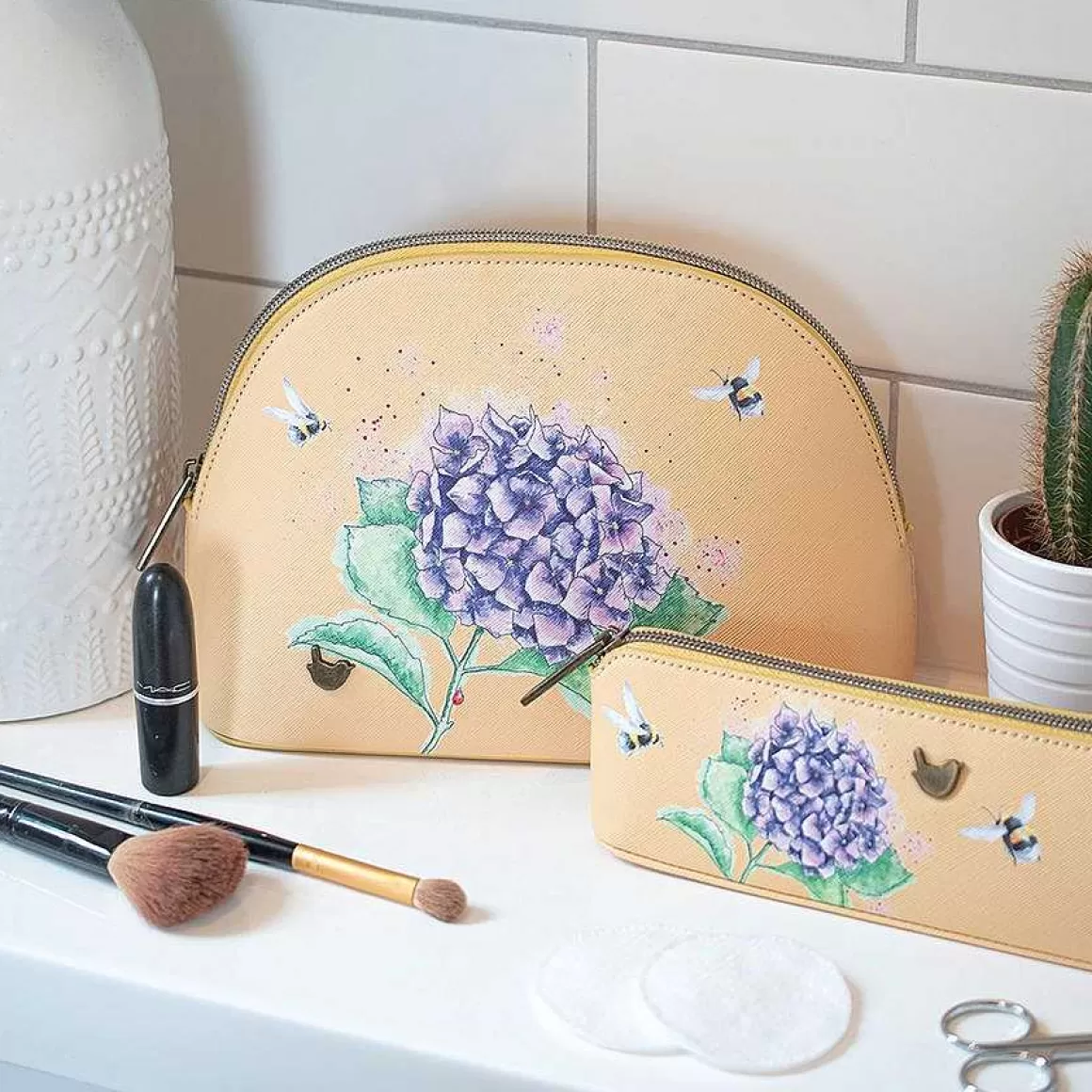 Outlet Wrendale Designs Hydrangea' Bee Medium Cosmetic Bag